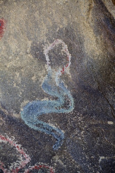 Indische Petroglyphen Nordamerikas. Gemälde in den 50er Jahren für die Dreharbeiten eines Westerns hinzugefügt. Joshua Tree Nationalpark, Kalifornien, USA. Nordamerikanische Indianerkultur von Unknown